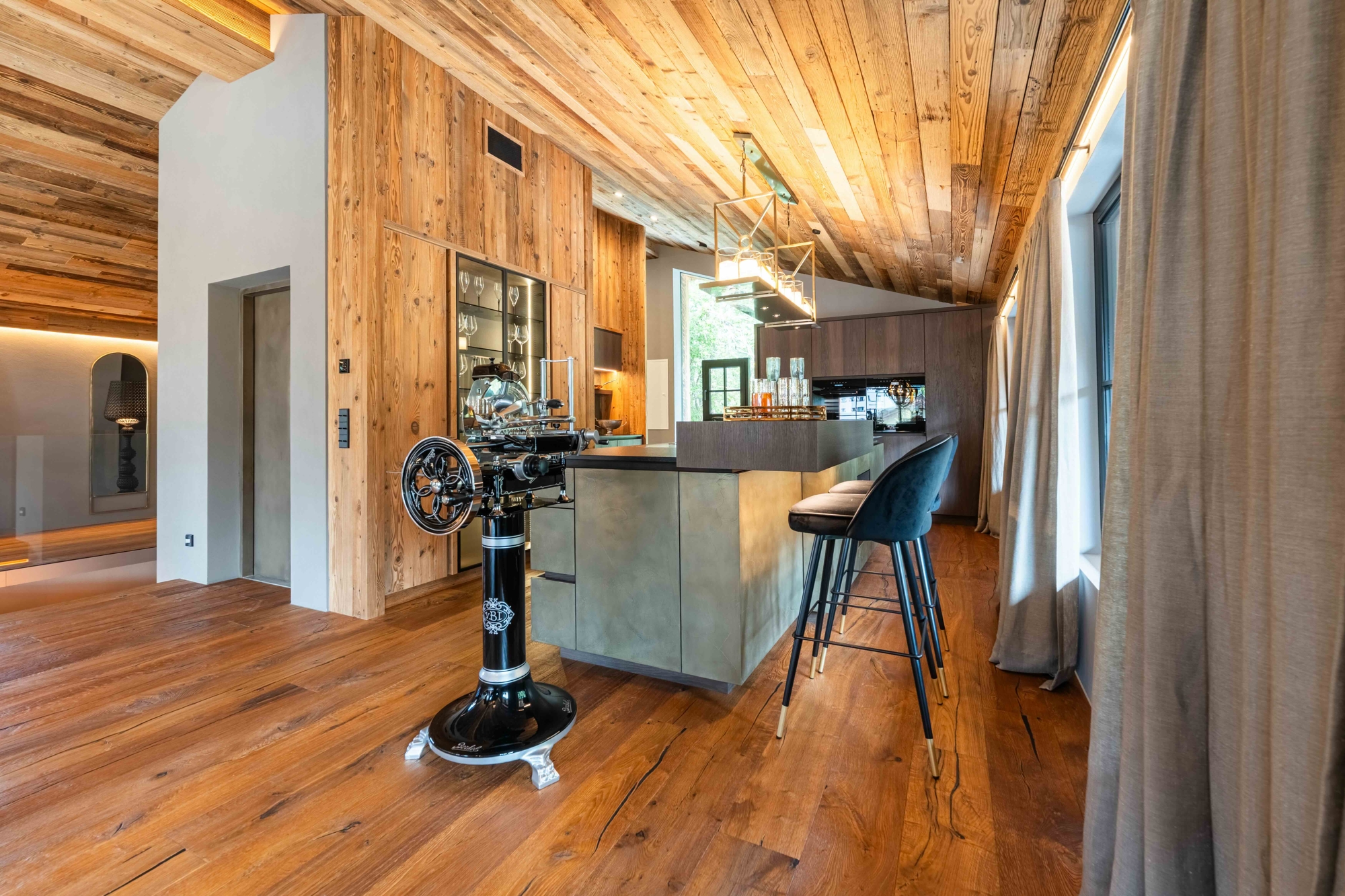 Luxus-Chalet mit Panorama, Spa & Designinterieur – Bild 8