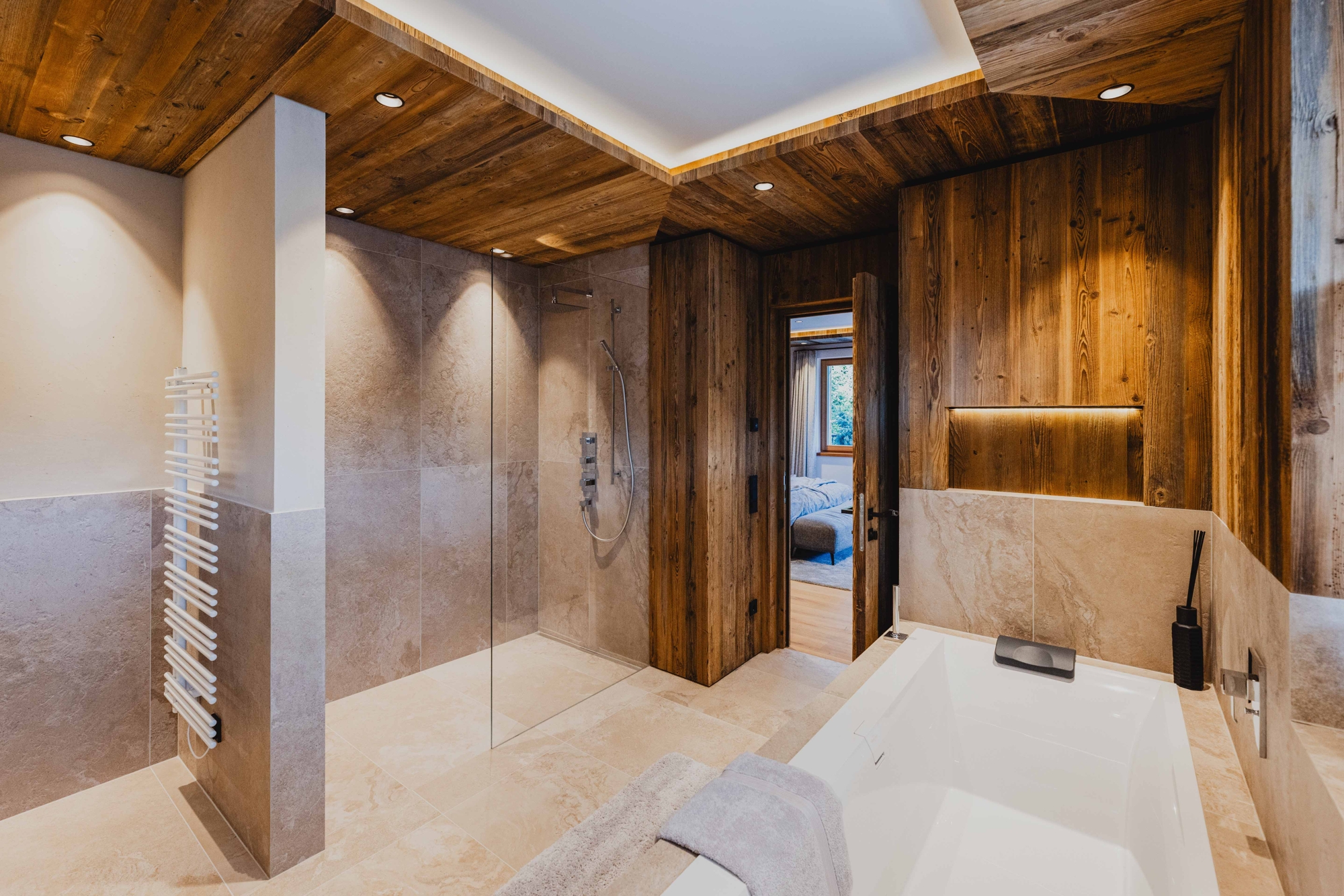 TRAUMHAFTES CHALET MIT AUßENPOOL IN SONNIGER LAGE – Bild 23