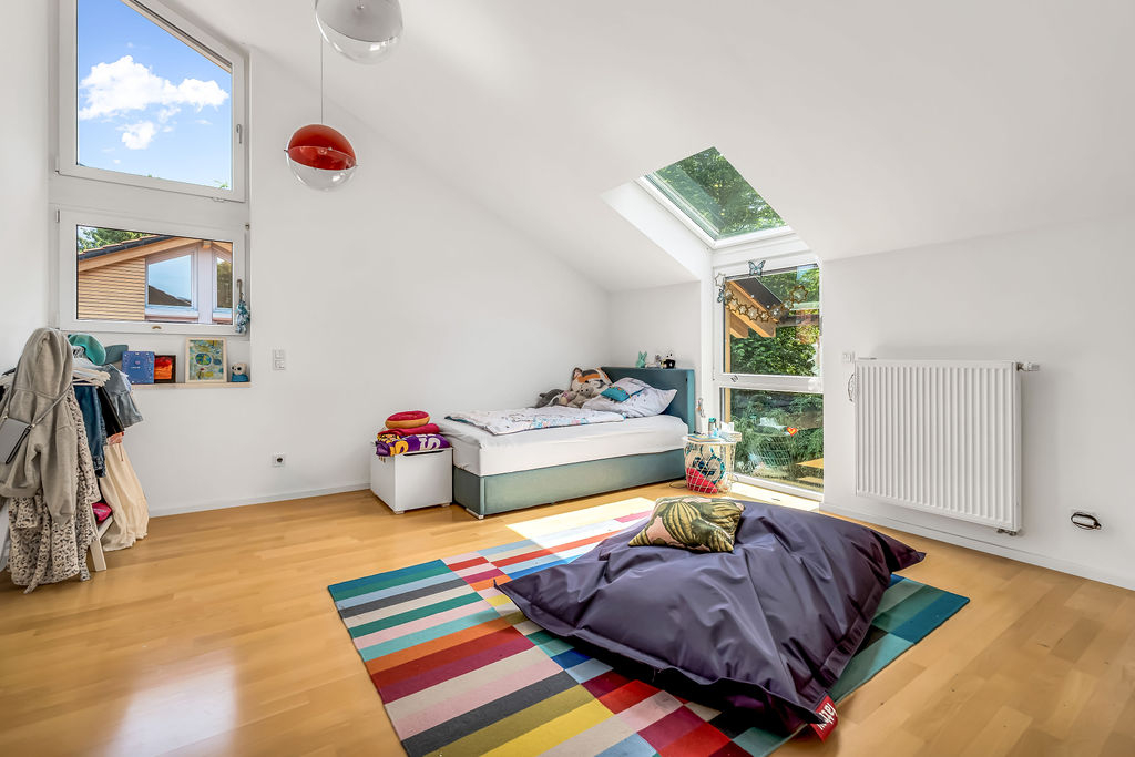 ZUKUNFTSSICHERER, MODERNER FAMILIENTRAUM MIT PV, WÄRMEPUMPE, GARTEN UND DOPPELGARAGE IN RIEMERLING – Bild 7