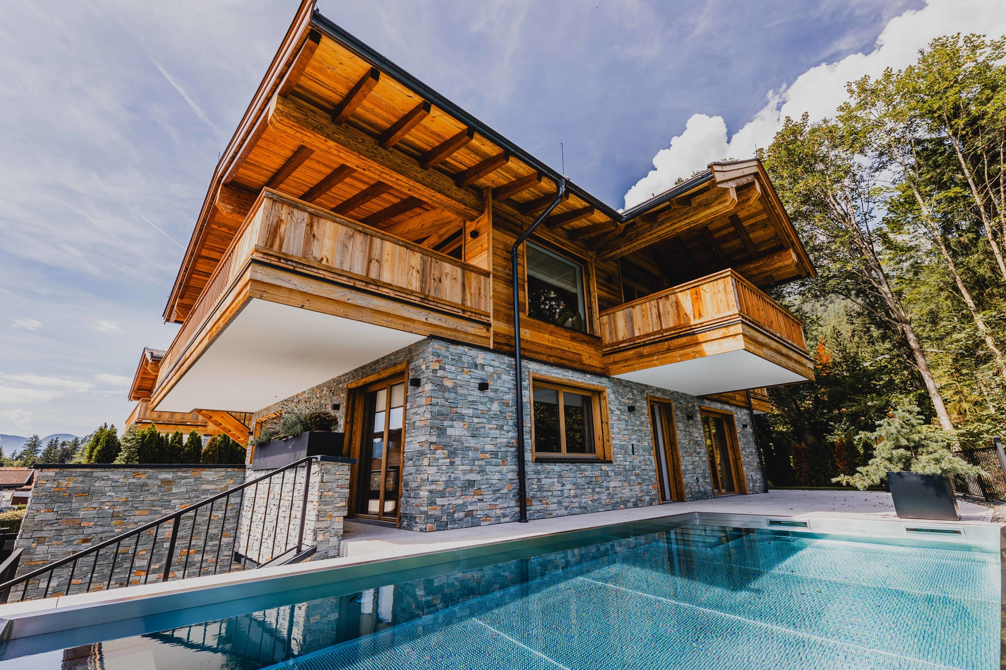 TRAUMHAFTES CHALET MIT AUßENPOOL IN SONNIGER LAGE – Bild 1