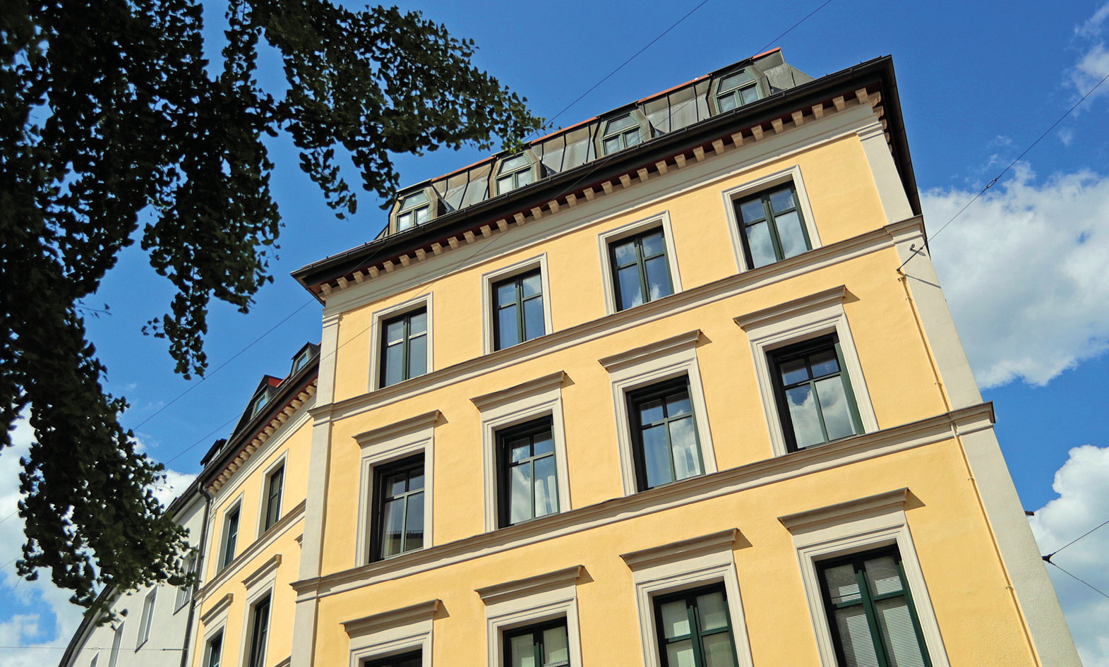 Stilvolle Altbauetage in ruhiger Innenstadtlage – Wohnen mit Charakter im Herzen Münchens – Bild 1