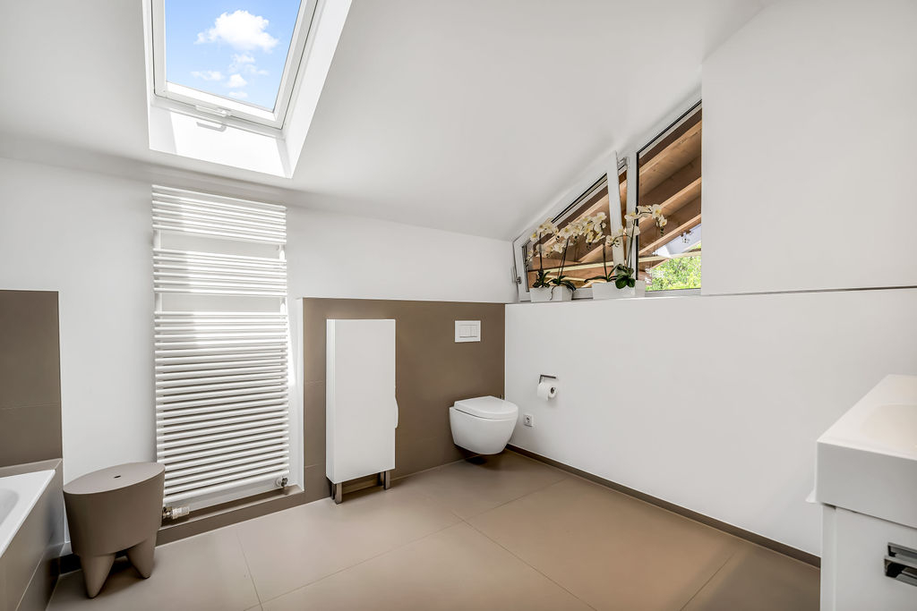ZUKUNFTSSICHERER, MODERNER FAMILIENTRAUM MIT PV, WÄRMEPUMPE, GARTEN UND DOPPELGARAGE IN RIEMERLING – Bild 10